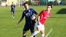 Fotbalisté Uherského Brodu (v červených dresech) podlehli v 10. kole MSFL vedoucí Líšni 0:4.