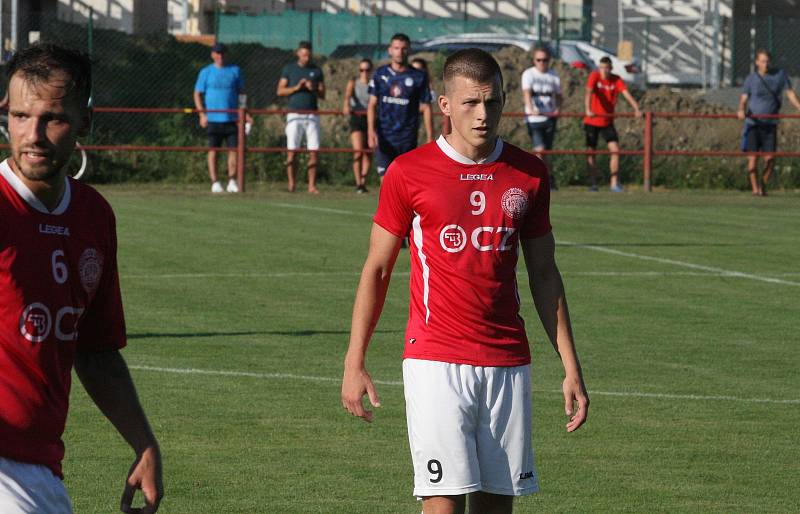 Fotbalisté Uherského Brodu (červené dresy) v prvním kole MSFL remizovali s béčkem Slovácka 3:3.