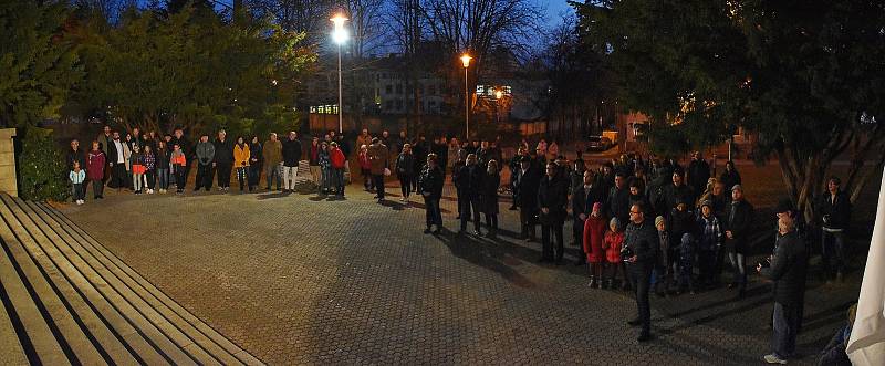 Národní symbol naší republiky - Československá, nyní Česká státní vlajka, se výtvarníkovi Marku Vráblíkovi stala  v Uherském Brodě předlohou pro vytvoření památníku událostí v listopadu 1989.