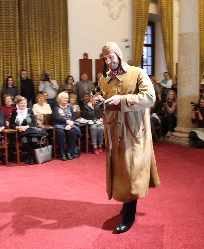 Přehlídka modelů z 1. republiky zahájila výstavu Šaty dělají člověka. Pokřtili tam také knihu Radka Tomečka Uherský Brod 1918 - 1938.