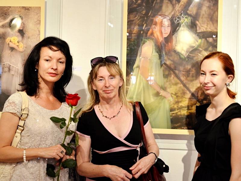 Nejen obrazy – takový je název výstavy devatenáct členů Sdružení výtvarných umělců moravsko-slovenského pomezí (SVUMPS)v Galerii Panský dům v Uherském Brodě.
