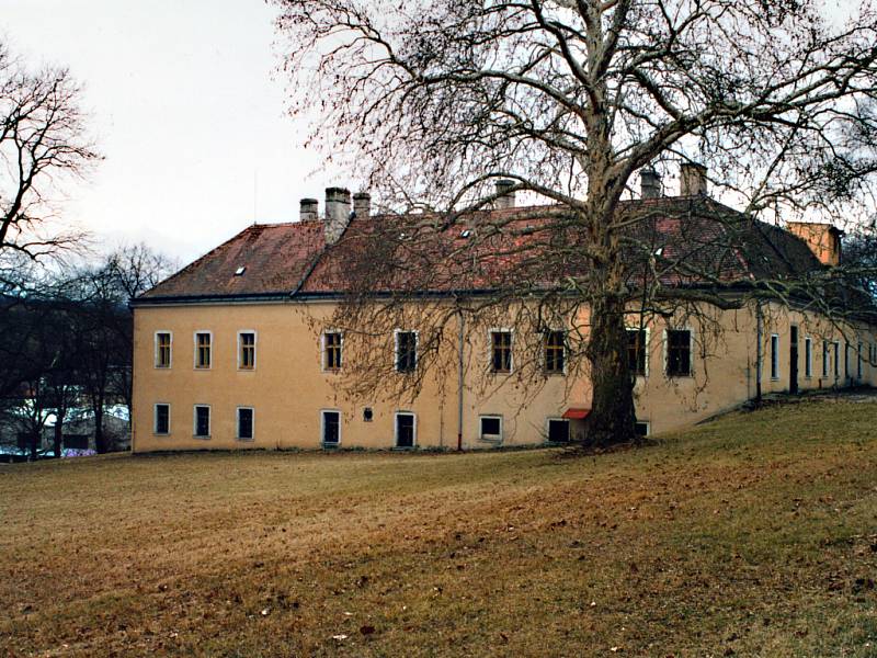 Dnes opuštěný zámek ve Zdounkách je zasazen do anglické zahrady.