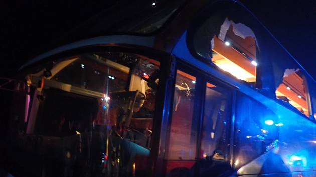 V Bystřici pod Lopeníkem se srazil autobus a kamion. Zasahoval i vrtulník