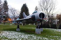 Horní Němčí – Letos tomu bylo čtyřicet let, co zdobí park v Horním Němčí legendární stíhačka MIG-19S.  