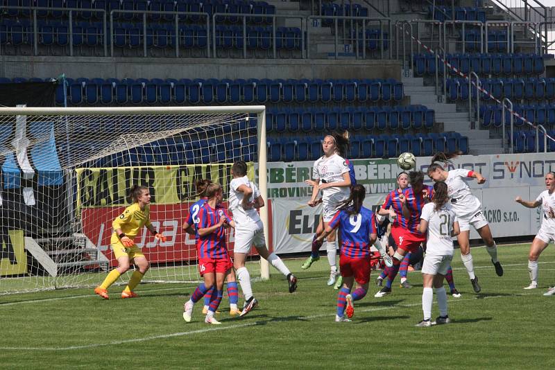 Fotbalistky Slovácka (bílé dresy) v posledním domácím zápase letošní sezony přivítaly Plzeň.