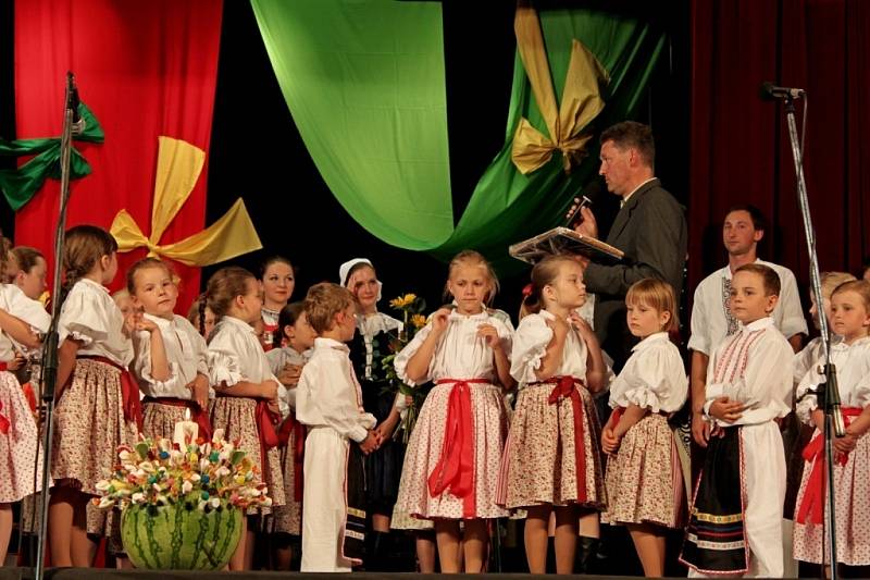 Folklorní soubory Pentlička a Pentla rozproudily svým pořadem krev v žilách 450 diváků.