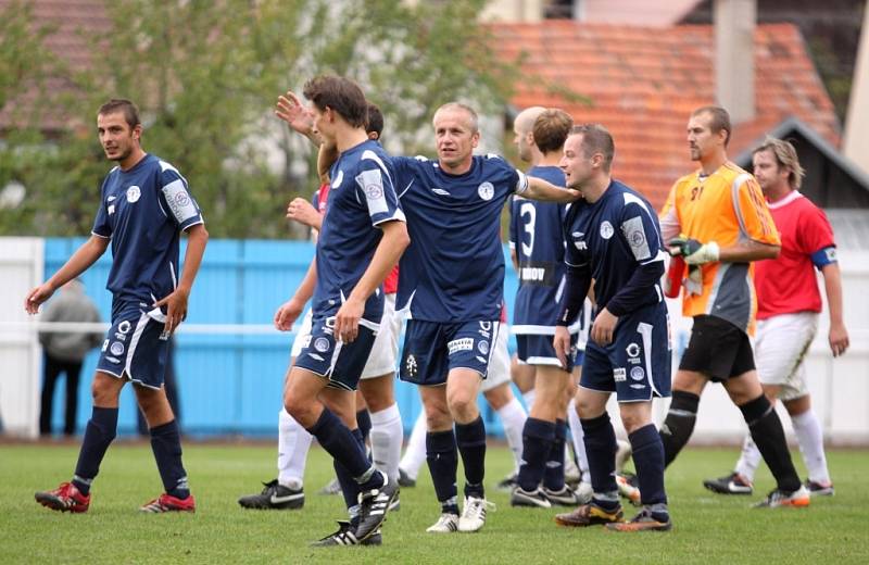 Dramatické derby v Hluku se rozhodně nehrálo v rukavičkách. Vlčnovský Miroš (vpravo) se sice proti domácímu béčku střelecky neprosadil, to ho však nemuselo mrzet.