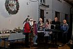 ČAS ADVENTNÍ. Sto padesát občanů Kudlovic přišlo do centra obce na žehnání 36 adventních věnců a rozsvícení vánočního stromu.