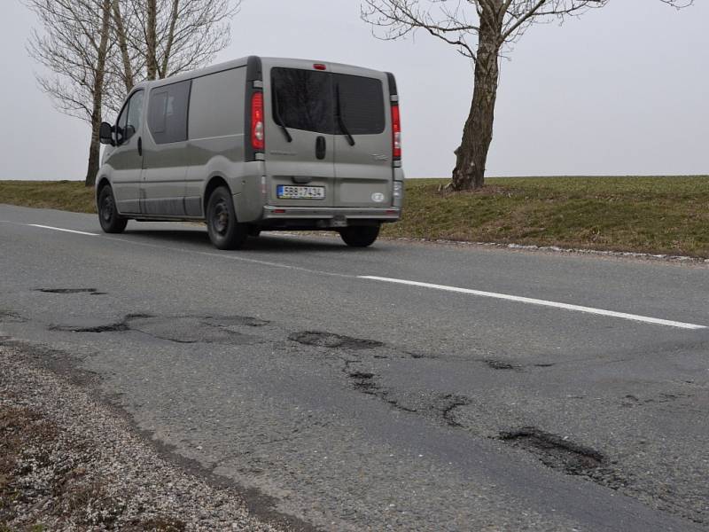 Silnice na Slovácku jsou letos díravější než v minulých letech. Snímek je z okolí Boršic.