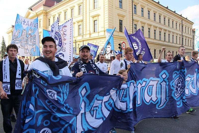 Průvod fanoušků Slovácka Uherským Hradištěm před zápasem s Libercem