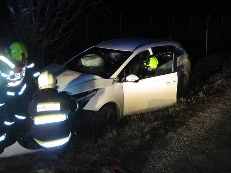 Řidič u Suché Lozi v pátečním večeru vyjel z vozovky a se svým autem narazil přímo do stromu.