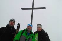 Vrcholové foto: parta ze Slovácka si poprvé vyzkoušela stoupání na skialpinistických lyžích. Výstup na vrchol jim trval cca 4 hodiny. Zdolali přitom více než kilometrové převýšení.