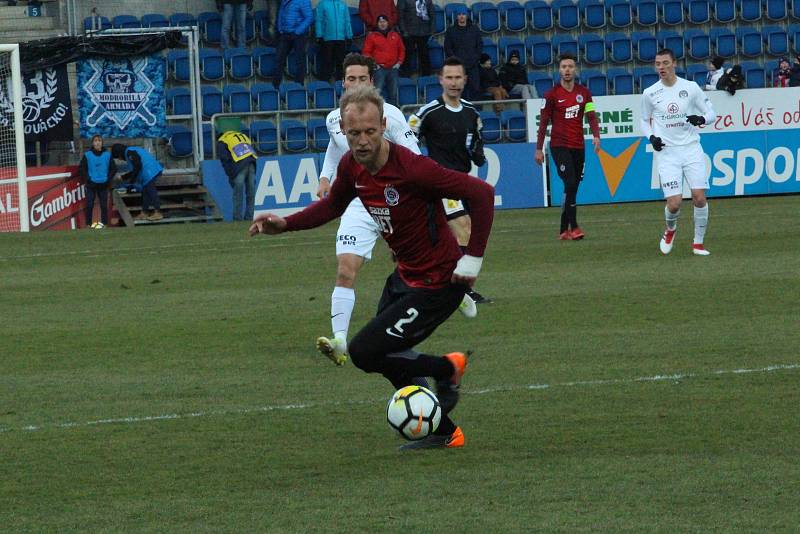 Fotbalisté Slovácka (v bílých dresech) se ve šlágru 18. kola HET ligy utkali se Spartou Praha. Televizní duel ovlivnilo mrazivé počasí. Foto: Deník/Stanislav Dufka