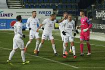 Fotbalisté Slovácka (v bílých dresech) proti Karviné