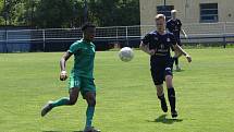 Starší dorostenci Slovácka (modré dresy) v úterní dohrávce 18. kola I. Celostátní ligy remizovali na Širůchu ve Starém Městě s Karvinou 1:1.