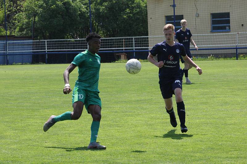 Starší dorostenci Slovácka (modré dresy) v úterní dohrávce 18. kola I. Celostátní ligy remizovali na Širůchu ve Starém Městě s Karvinou 1:1.