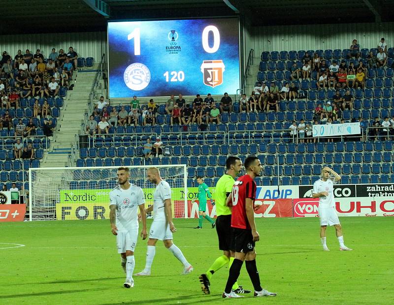 Fotbalisté Slovácka (bílé dresy) skončili ve druhém předkole Evropské konferenční ligy.