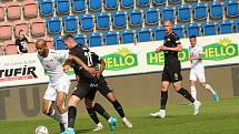 Fotbalisté Slovácka (bílé dresy) ve 2. kole skupiny o titul přivítalo na svém stadionu Baník Ostrava.