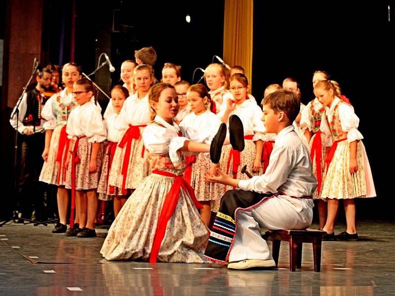 Třináct dětských folklorních souborů roztleskalo čtyři stovky diváků.