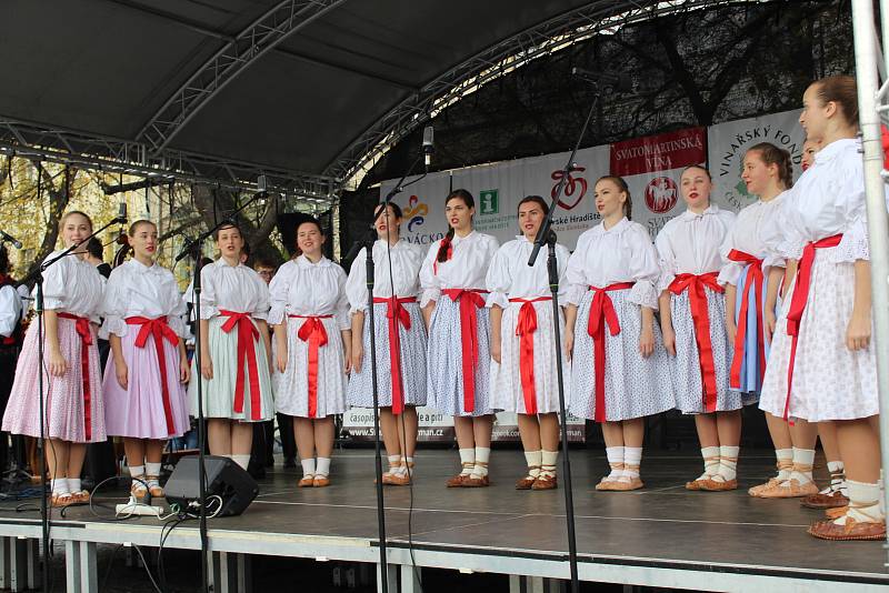 U žehnání svatomartinských vín na Masarykově náměstí v Uherském Hradišti P. Josefem Říhou nechyběl doprovodný folklorní program, ani ochutnávka ve velkokapacitním stanu.