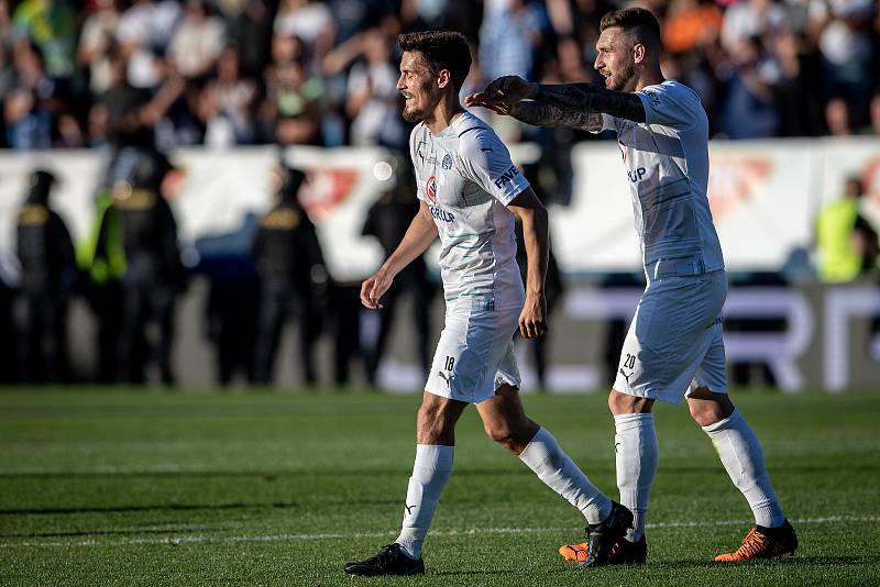 Finále českého fotbalového poháru MOL Cupu: 1. FC Slovácko - Sparta Praha, 18. května 2022 v Uherském Hradišti. (zleva) Lukáš Sadílek ze Slovácka a Marek Havlík ze Slovácka.