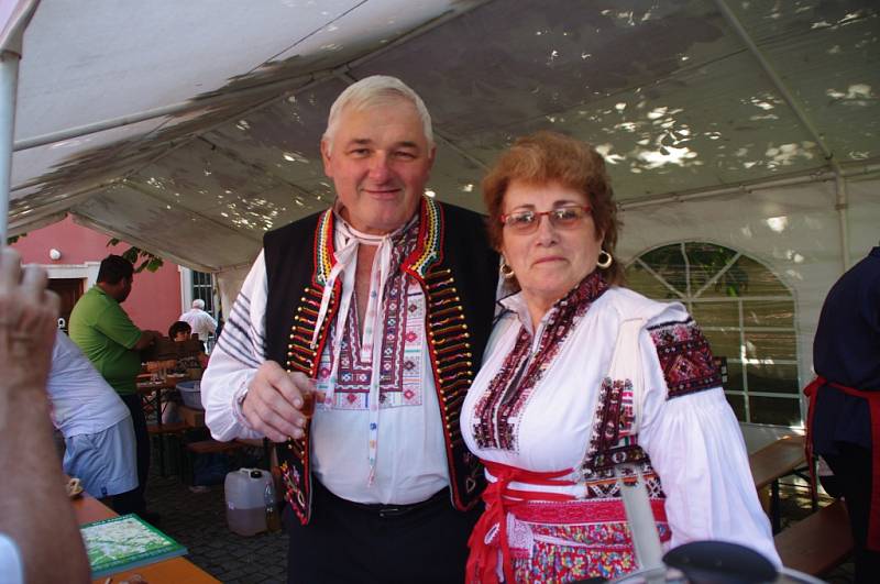 Mikroregion Bílé Karpaty na Slováckých slavnostech vína a otevřených památek na nádvoří Galerie Slováckého muzea v Uherském Hradišti.