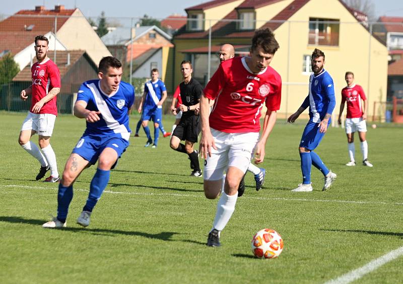 Fotbalisté Uherského Brodu (v červených dresech) prohráli ve 21. kole MSFL s Frýdkem-Místkem 0:1.