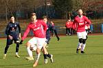 Fotbalisté Uherského Brodu (červené dresy) na závěr čtyřdenního soustředění zdolali starší dorost Slovácka 2:0.