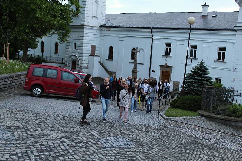 Noc literatury přilákala desítky milovníků psaných děl a čtení. Sešli se na věžích vsetínského zámku, katolického kostela a v hudebním klubu Tři opice.