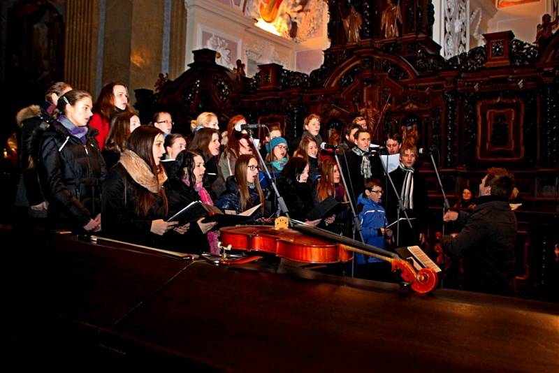 V DUCHU VÁNOC. Velehradskou bazilikou zněly v nedělním podvečeru vánoční písně v podání cimbálové muziky Cifra a pěveckého sboru Viva la musica z hradišťského gymnázia. 