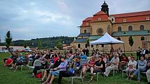 Na devátém ročníku hudebního minifestivalu na Velehradě se představila zpěvačka a houslistka Jitka Šuranská s hudebníkem a zpěvákem jejím Tria Marianem Friedlem. Na nádvoří před bazilikou zahrála i hudební skupina Bezobratři.