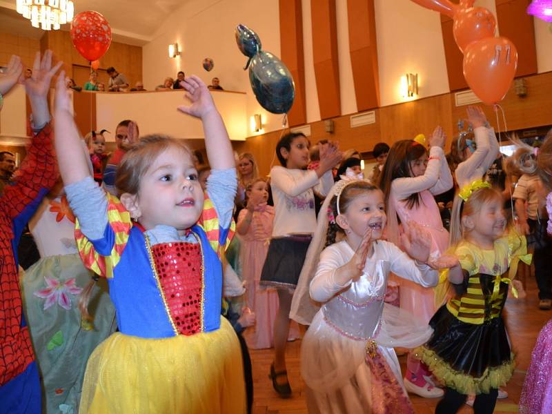 Davy dětských masek se hrnuly o posledním únorovém nedělním odpoledni do kulturního domu v Bojkovicích. Nakonec jich tam v doprovodu tří stovek dospěláků dorazilo více než 150. 