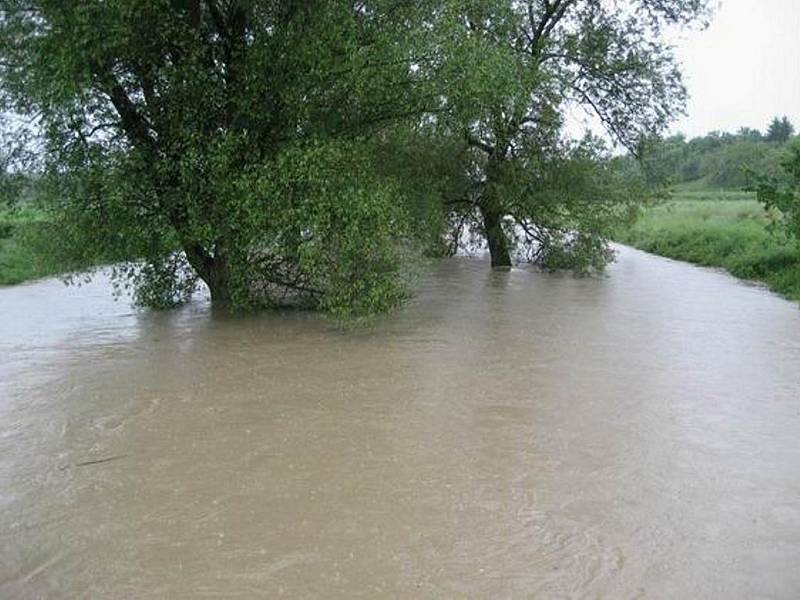 Hladina řeky Olšavy v Uherském Brodě a okolí stále nebezpečně stoupá 