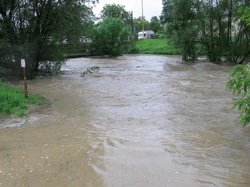 Voda v Olšavě stoupá, takový byl stav 8:45 v Podolí.