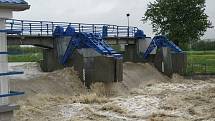 Hladina řeky Olšavy v Uherském Brodě a okolí stále nebezpečně stoupá. 