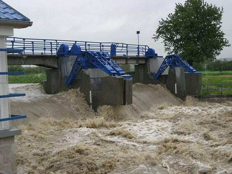 Hladina řeky Olšavy v Uherském Brodě a okolí stále nebezpečně stoupá. 