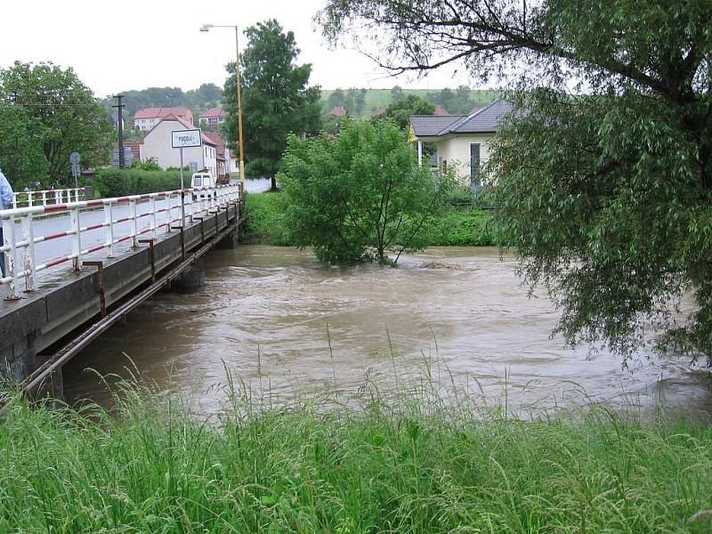 Voda v Olšavě stoupá, takový byl stav 8:45 v Podolí. 