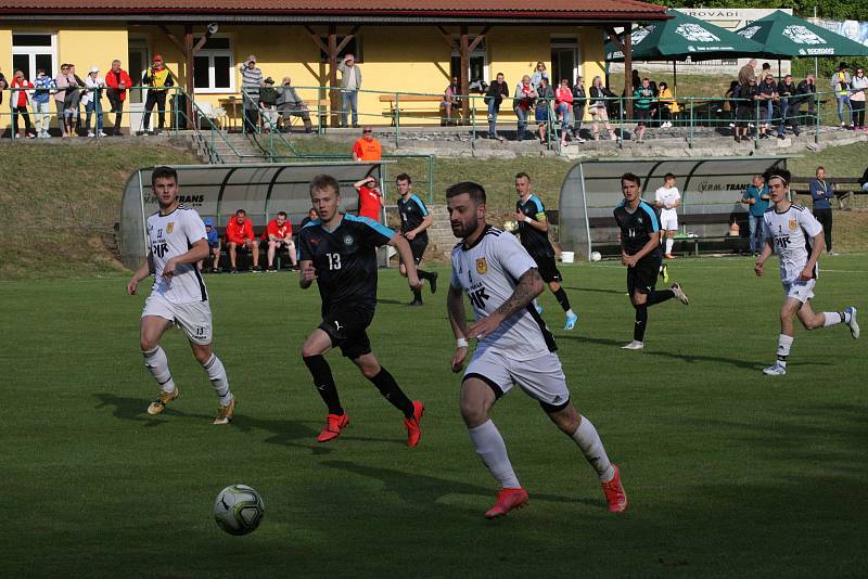 Fotbalisté vedoucích Osvětiman (tmavé dresy) v sobotu doma podlehli třetím Bojkovicím 2:4.