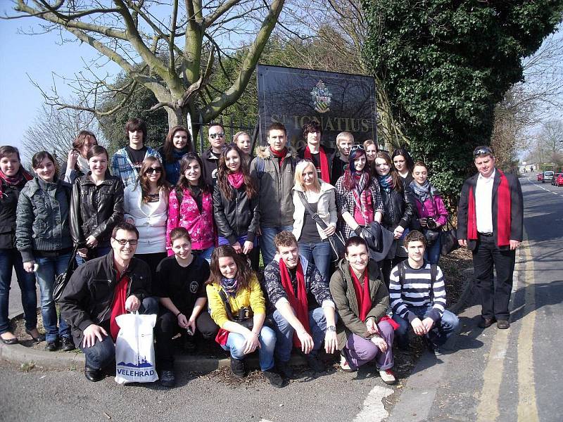 Společné foto před partnerskou školou - St. Ignatius College in Enfield.