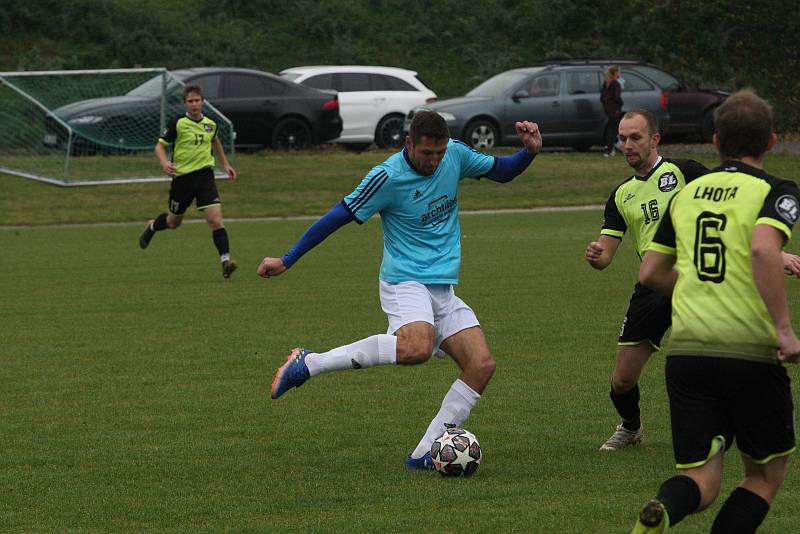 Fotbalisté Polešovic (světle modré dresy) v 10. kole krajské I. B třídy skupiny C zdolali doma na hody Lhotu 3:1.