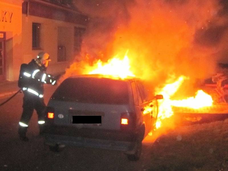 Dvě vozidla shořela v noci na středu 7. května na ulici Za Špicí ve Starém Městě. Požár napáchal škodu za 850 tisíc korun.