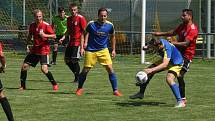 Fotbalisté Prakšic (modré dresy) vstoupili do nové sezony domácí výhrou nad Babicemi 1:0.