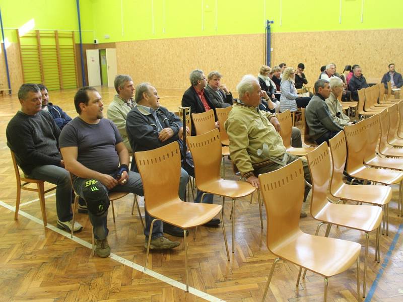 Na setkání občanů Jarošova s vedením Uherského Hradiště se mimo jiné řešila i možnost bezbariérového přístupu do tamější školy.