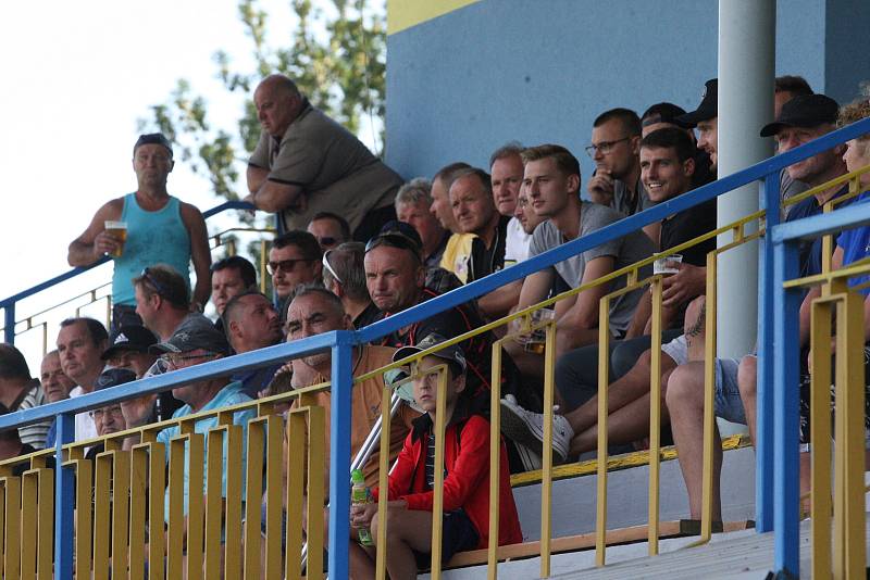 Fotbalisté Strání (žluté dresy) ve 2. kole krajského poháru zvítězili na hřišti sousedního Slavkova hladce 6:0.