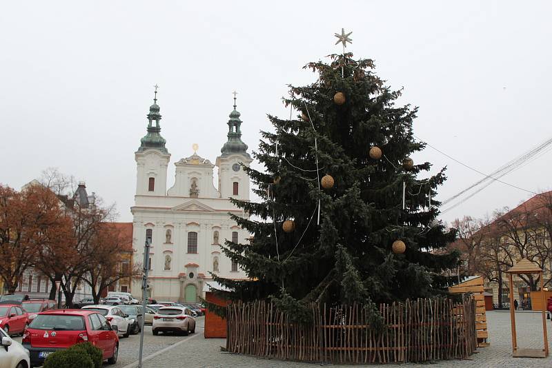 Vánoční výzdoba Uherského Hradiště. Masarykovo náměstí. Vánoční strom.