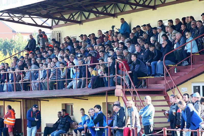 Fotbalisté Uherského Brodu (v červených dresech) podlehli v 10. kole MSFL vedoucí Líšni 0:4.