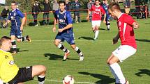 Fotbalisté Uherského Brodu (v červených dresech) podlehli v 10. kole MSFL vedoucí Líšni 0:4.