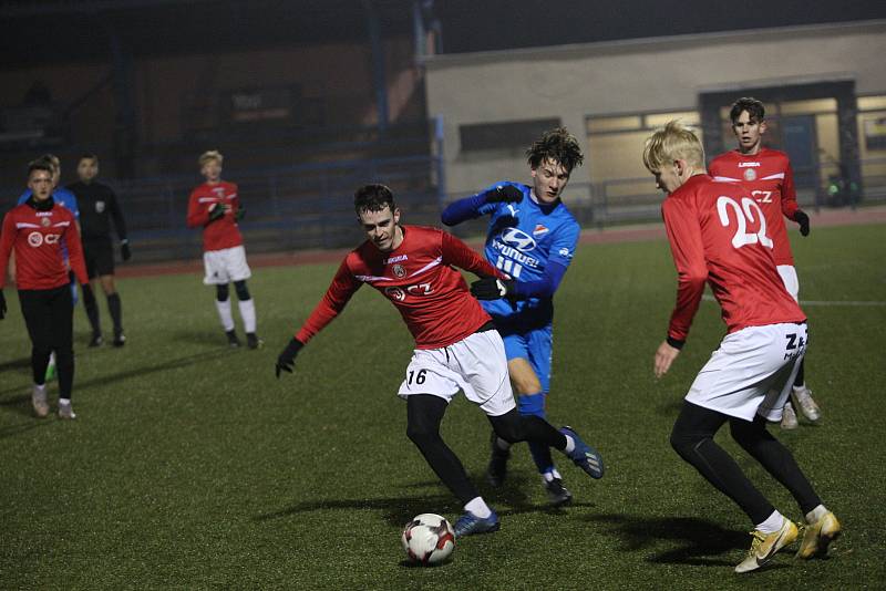 Fotbalisté Uherského Brodu (červené dresy) v přípravném zápase podlehli dorostu Baníku Ostrava 0:7.