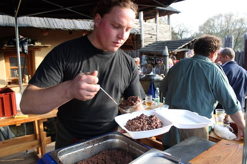 Speciality z pašíků, košt pálenek a dobrá zábava přilákaly v sobotu do skanzenu 800 návštěvníků.