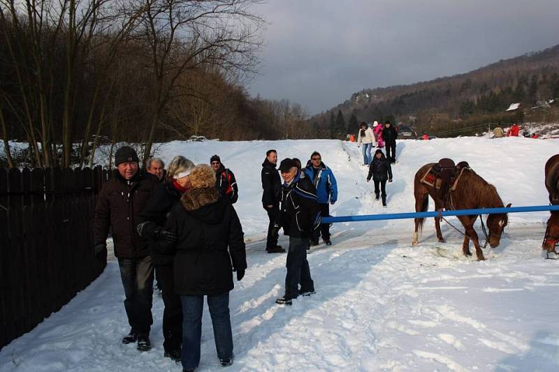Účastníci pochodu mohli obdivovat krásy zimní přírody. A v partě se šlo lépe.